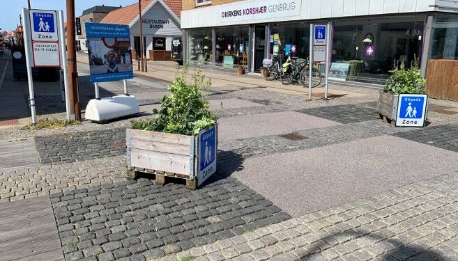 Man burde måske gå til Louis Nielsen eller mere oplagt til Kaj Jensen Optik i Hirtshals, hvis man kan overse skiltningen ved Nørregade op mod Rundkørslen. Foto: Arkiv.