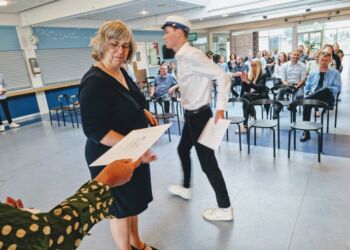 Vicerektor Annette Nibuhr Thomsen uddeler eksamensbeviser til i alt 117 studenter hos hhx i Hjørring.