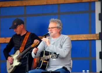 Populære Ib Grønbech og band går på scenen klokken 14. Arkivfoto