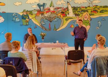 Claus Hansen er forstander på Fiskeriskolen Thyborøn og ses her sammen med bestyrelsesformand Peter Ernst Sundbæk ved et tidligere informationsmøde på det nuværende Motel Nordsøen. Foto (arkiv): Elling.