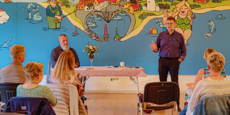 Claus Hansen er forstander på Fiskeriskolen Thyborøn og ses her sammen med bestyrelsesformand Peter Ernst Sundbæk ved et tidligere informationsmøde på det nuværende Motel Nordsøen. Foto (arkiv): Elling.