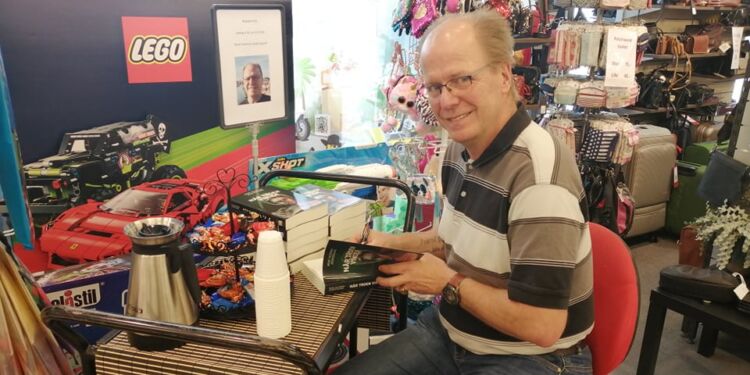 Forfatter René Valdemar Jespersgaard signerede også i 2021 bøger hos Bog & idé i Hirtshals. Foto: Arkiv.