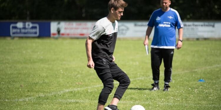 Joakim Mæhle dribler foran Kennethy Mejlvang hos BTI.