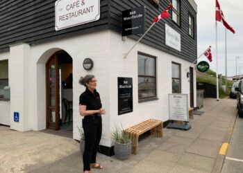 Marianne Mortensen foran Mormors Sommerkøkken på Sydvestkajen. Foto: Niels Skipper.