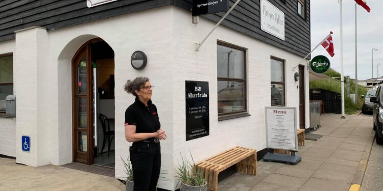 Marianne Mortensen foran Mormors Sommerkøkken på Sydvestkajen. Foto: Niels Skipper.