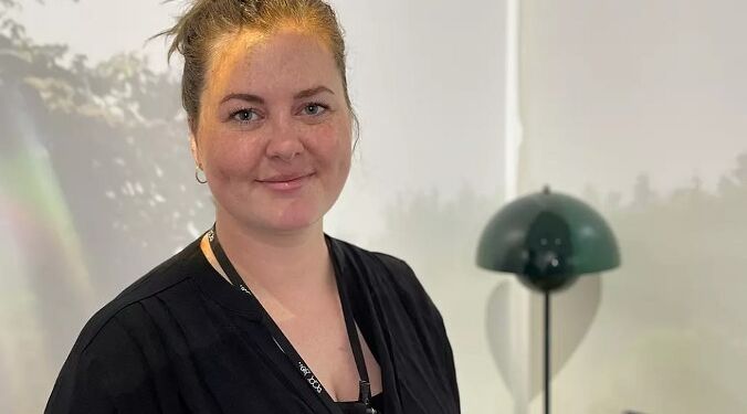 Marie Krag har været jordemoder i otte år. Nu glæder hun sig over de nye fødestuer. Foto: Katja Schlaikier.