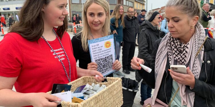 Mathilde og Sanne fra Matas var lørdag rundt med vareprøver under koncerten med Ib Grønbech på Den Grønne Plads. I aften efter landskampen ved EM er det Nana Jacobi og No Good, der spiller samme sted i Hirtshals. Foto: Niels Skipper.