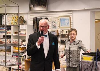 Formand Jens-arne Nielsen ved et modeshow hos Røde Kors i Hirtshals. Foto: Arkiv.