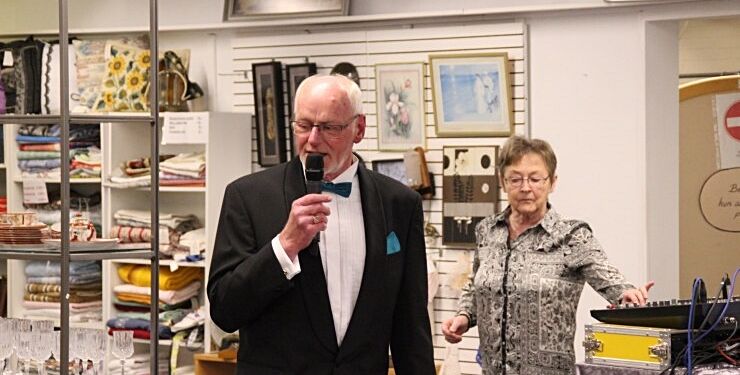 Formand Jens-arne Nielsen ved et modeshow hos Røde Kors i Hirtshals. Foto: Arkiv.