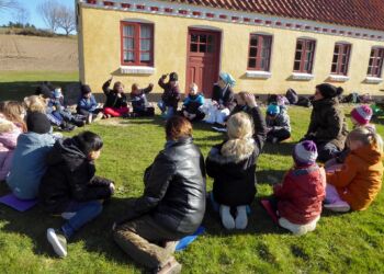 Børn fra 2. klasse på Bagterpskolen under et besøg ved husmandsstedet i Mosbjerg. Foto: Arkiv.