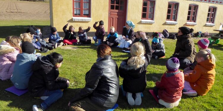 Børn fra 2. klasse på Bagterpskolen under deres besøg ved husmandsstedet i Mosbjerg.