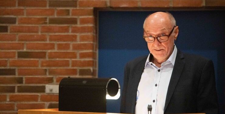 Niller alias Niels Kristian Nielsen på talerstolen ved generalforsamling i Hirtshals Fiskeriforening. Foto: Arkiv.