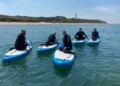 Stand Up Paddling ved havblik med Surf og Natur ud for Husmoderstranden. Foto (arkiv): Surf og Natur.