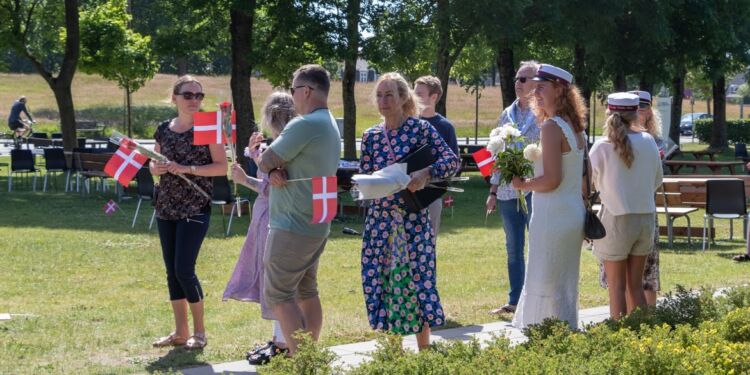 Studenterne vælter i denne tid ud i sommervejret fra blandt andet Hjørring Gymnasium. Foto: Peter Jørgensen.