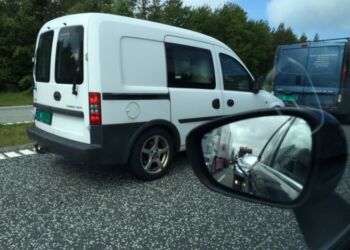 Den hårde blæst med vindstød af orkanstyrke kan skabe farlige situationer i trafikken. Foto: Arkiv.