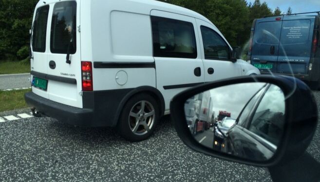 Den hårde blæst med vindstød af orkanstyrke kan skabe farlige situationer i trafikken. Foto: Arkiv.