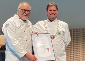 Ærespræsident Uffe Nielsen (tv) og Kokkeforeningens nye præsident Anders Heegaard (th).