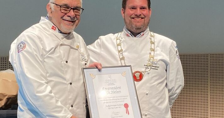 Ærespræsident Uffe Nielsen (tv) og Kokkeforeningens nye præsident Anders Heegaard (th).