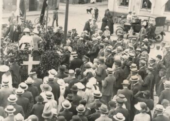 Fejring af Valdemarsdagen/genforeningen på Springvandspladsen i Hjørring ca. 1925. Foto: Vendsyssel Historiske Museum.