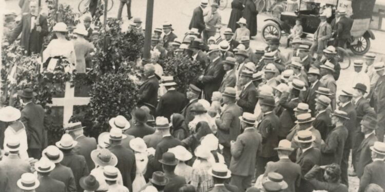 Fejring af Valdemarsdagen/genforeningen på Springvandspladsen i Hjørring ca. 1925. Foto: Vendsyssel Historiske Museum.
