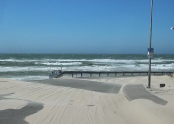 Det er i svinget her på Vestmolevej, der i øvrigt ofte sander til, at parkeringer kan genere trafikken og skabe problemer for redningsfolk på vej til udrykning fra Hirtshals Redningsstation.