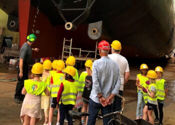 Lokale elever under et tidligere besøg ved fartøj hos Hirtshals Yard. Foto (arkiv): Metal Vendsyssel.