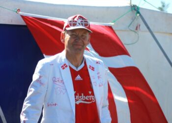 Jens Kohno Andersen var en af de mange, der i dagens anledning med landskamp ved EM i aften var klædt i røde og hvide farver på Schlie Arena.