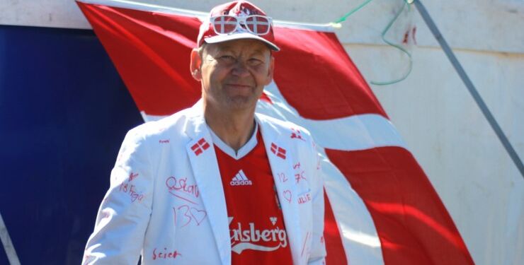 Jens Kohno Andersen var en af de mange, der i dagens anledning med landskamp ved EM i aften var klædt i røde og hvide farver på Schlie Arena.