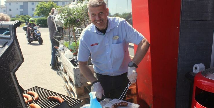 René står lørdag klar udenfor Spar. Foto: Arkiv.