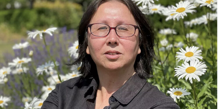 Dolgora Pedersen bruger tit Christiansgave, når hun laver kunst. Til daglig er hun kunstner og bruger flittigt naturen i hendes kunst. Nu har hun også kastet sig ud i at være fritidsgartner i haverne som frivillig.