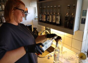 Museumsinspektør Chrestina Dahl tryller den klare Brøndum om til Årets Bjesk. Foto (arkiv): Elling.