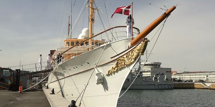 Kongeskibet Dannebrog ved Flådestationen i Frederikshavn. Foto: Jesper Christiansen.