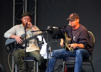 De Sørgelige Rester er i Hirtshals kendt fra deres intime koncerter på værtshuset Admiralen. Her ses de spille ved Hirtshals Kro. Foto: Arkiv.