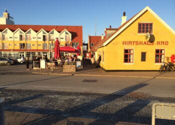 Gæster nyder aftensolen foran den historiske Hirtshals Kro. Foto (arkiv): Niels Skipper.