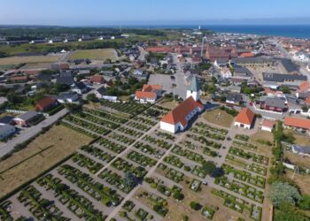 Kirken og kirkegården i Hirtshals. Foto: Arne Poulsen.