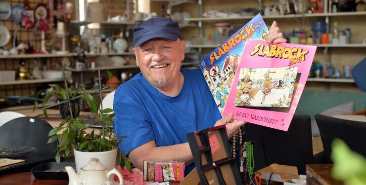 Alt bli’r moderne igen! Kjeld Torbjørn har gjort et fund fra 1970erne i den lokale genbrugsbutik. .Foto: Finn Folsted.