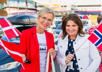 Så glade var turistchef Laila Zielke og marketingched Nina Moland Andersen fra Color Line over genåbningen allerede i sommeren 2020. Den 2. marts bydes gæsterne velkommen hos Fjord Line. Foto: Arkiv.