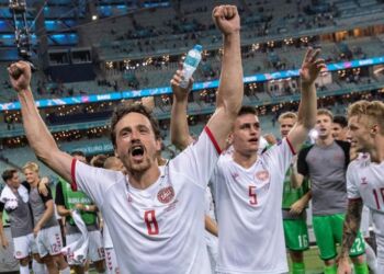 Joakim Mæhle med nummer 5 bag Thomas Delaney. Foto: DBU.