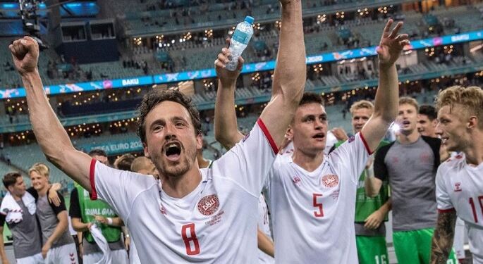 Joakim Mæhle med nummer 5 bag Thomas Delaney. Foto: DBU.