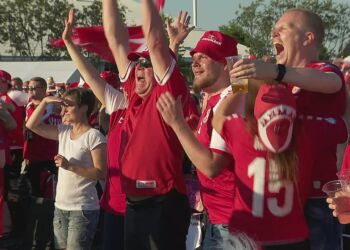 Landsholdsspiller Joakim Mæhles barndomsby Østervrå viser naturligvis semifinalekampen på storskærm. Foto: Stefan Kjærgaard / TV2 Nord.