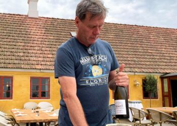 Indehaver Per Windahl Jensen foran Hirtshals Kro. Foto: Arkiv.