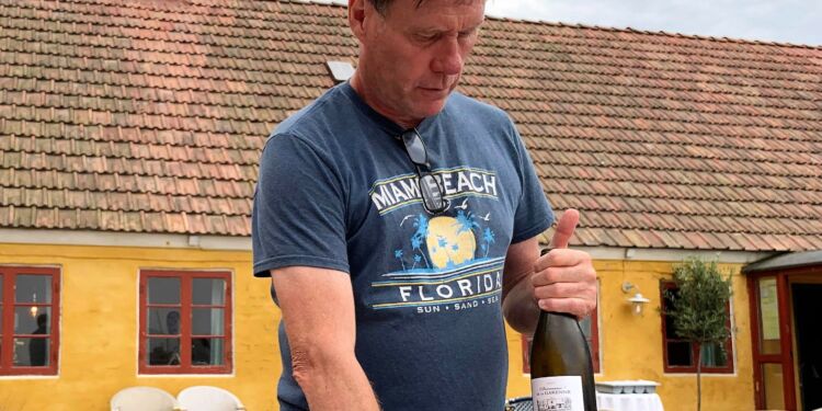 Per Windahl Jensen foran Hirtshals Kro. Foto: Arkiv.