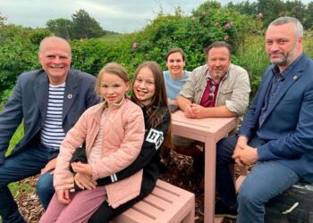 Politikerne Jørgen Bing (SF) og Per Hyldal (DF) fra Hjørring byråd til klimamiddag hos familien i Lønstrup.