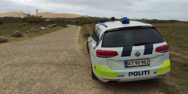 Politibil ved Rubjerg Knude syd for Lønstrup. Foto: Arkiv.