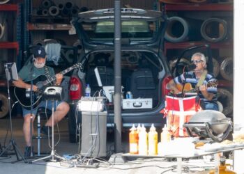 Chris & Per underholdt før sommerferien hos Scanvogn A/S i Tornby.