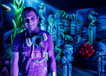 De fluorescerende kunstværker på den nye 18 hullers minigolfbane er skabt af grafittikunstneren Michael Miszczyk.