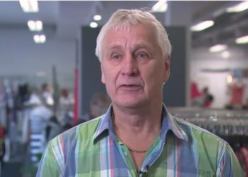 Halvdelen af vores omsætning komme fra genbrugstøj, fortæller Arne Volhøj, der er leder af Røde Kors-butikken i Hjørring.
Foto: TV2 Nord.