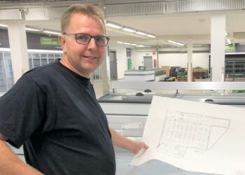 Bent Kristoffersen i butikken på Nørrebro med tegningen af, hvordan den nye SPAR-butik skal indrettes. Foto: Hjørring ErhvervsCenter.