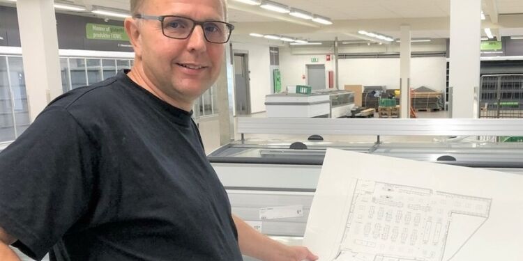 Bent Kristoffersen i butikken på Nørrebro med tegningen af, hvordan den nye SPAR-butik skal indrettes. Foto: Hjørring ErhvervsCenter.