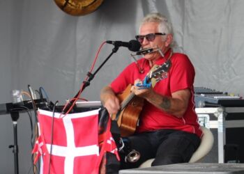 Chris Borup med guitaren på scenen ved Musik Over Trappen foran Hirtshals Kro. Foto: Arkiv.